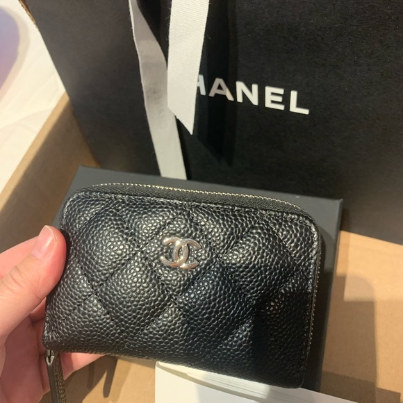 Chanel zipped card holder - Picture 6 of 8